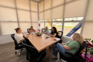Prefeita de Içara visita Araranguá para troca de experiências