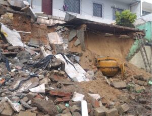 Deslizamento de morro deixa família presa em Itajaí