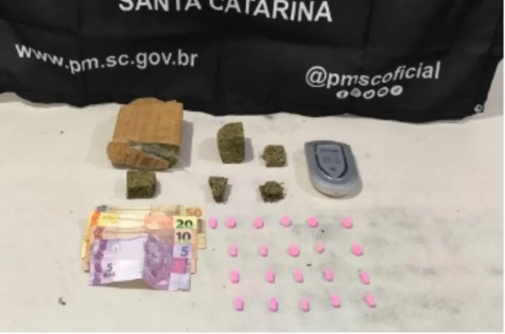 Drogas e dinheiro apreendidos para uso no tráfico em Sombrio