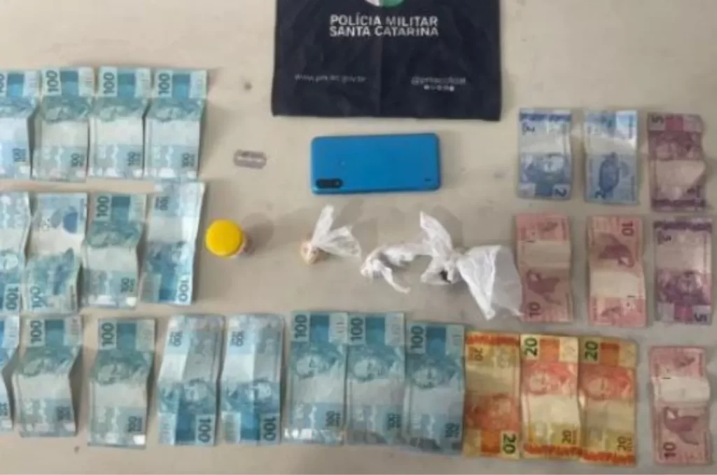 Dupla é presa com drogas e R$ 1,6 mil em dinheiro em Araranguá