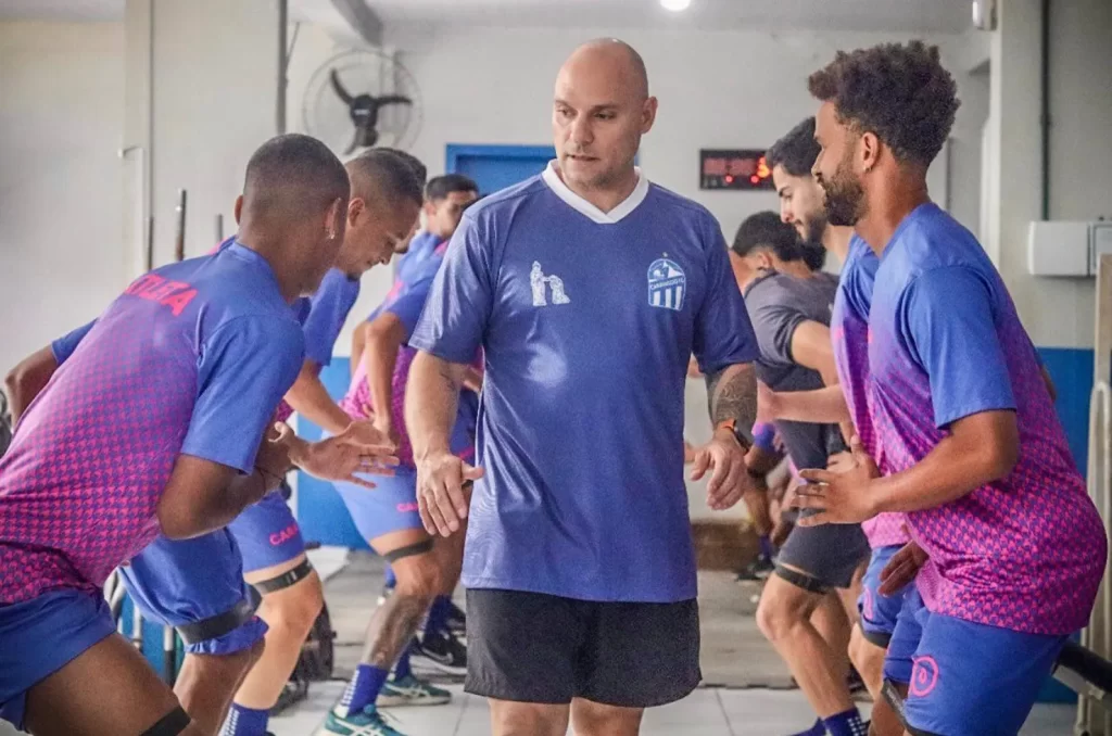 Elenco do Caravaggio em treino com o preparador físico Eduardo Monteiro