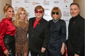 Elton John participa de musical mesmo sem enxergar