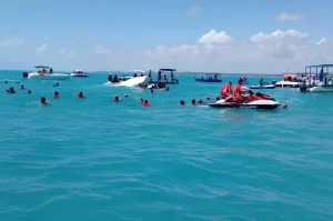 Equipes resgatam vítimas de naufrágio em Maragogi