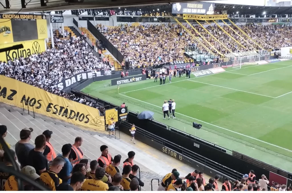Espaço livre na torcida do Criciúma deve permanecer para jogo contra o Flamengo
