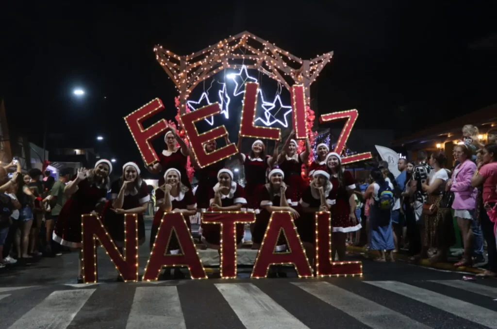 Imagem do Desfile de Natal em Forquilhinha, com luzes, alegorias e espírito natalino