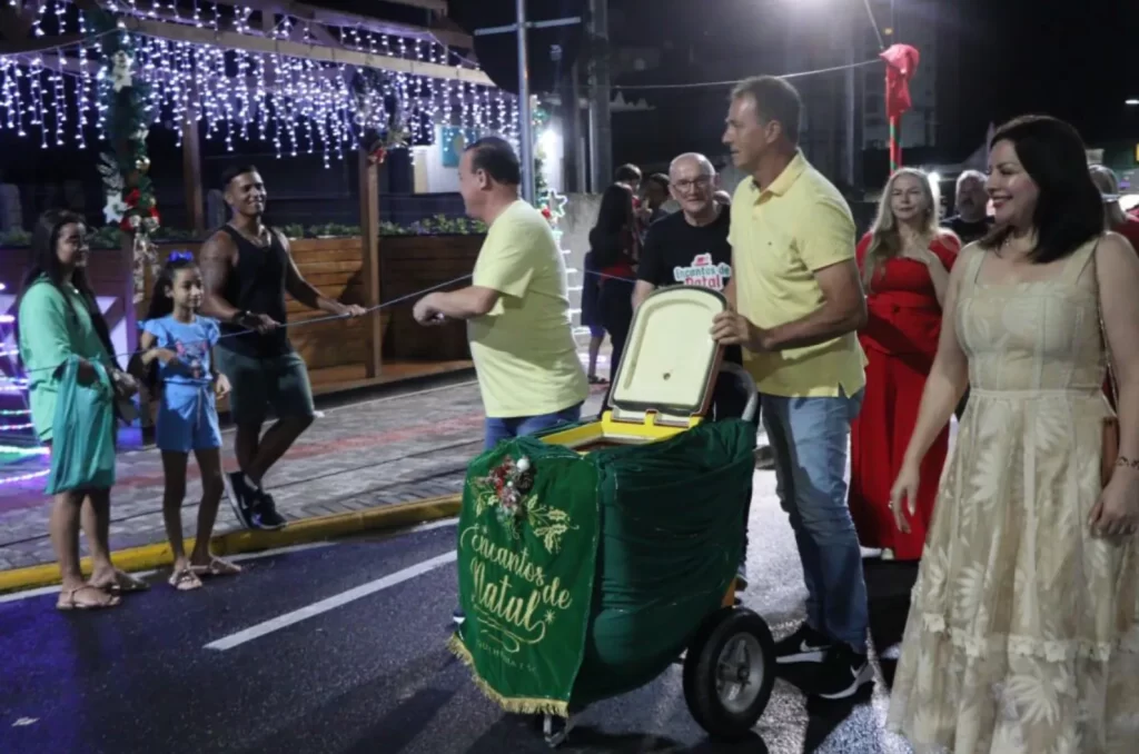 Imagem do Desfile de Natal em Forquilhinha, com luzes, alegorias e espírito natalino