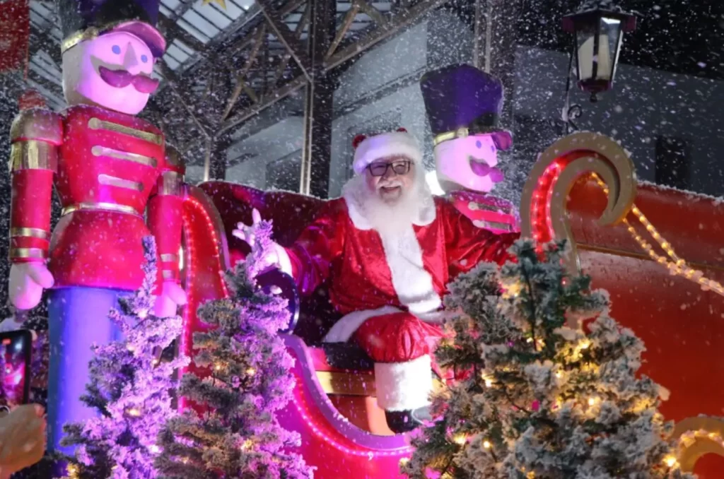 Imagem do Desfile de Natal em Forquilhinha, com luzes, alegorias e espírito natalino