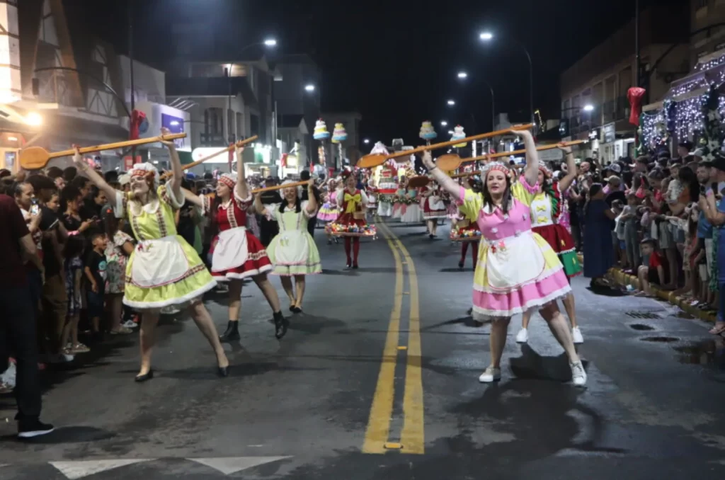 Imagem do Desfile de Natal em Forquilhinha, com luzes, alegorias e espírito natalino