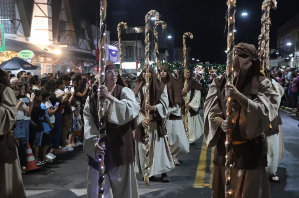 Imagem do Desfile de Natal em Forquilhinha, com luzes, alegorias e espírito natalino