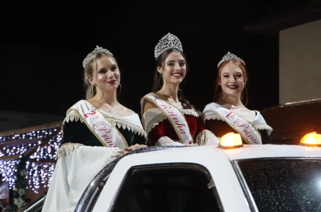 Imagem do Desfile de Natal em Forquilhinha, com luzes, alegorias e espírito natalino