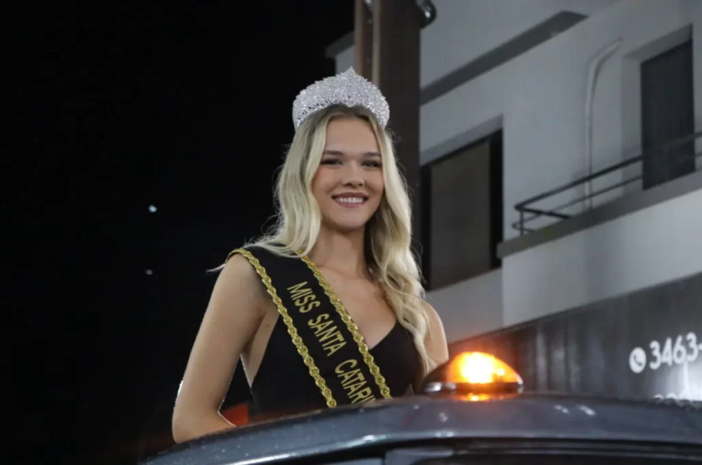 Imagem do Desfile de Natal em Forquilhinha, com luzes, alegorias e espírito natalino