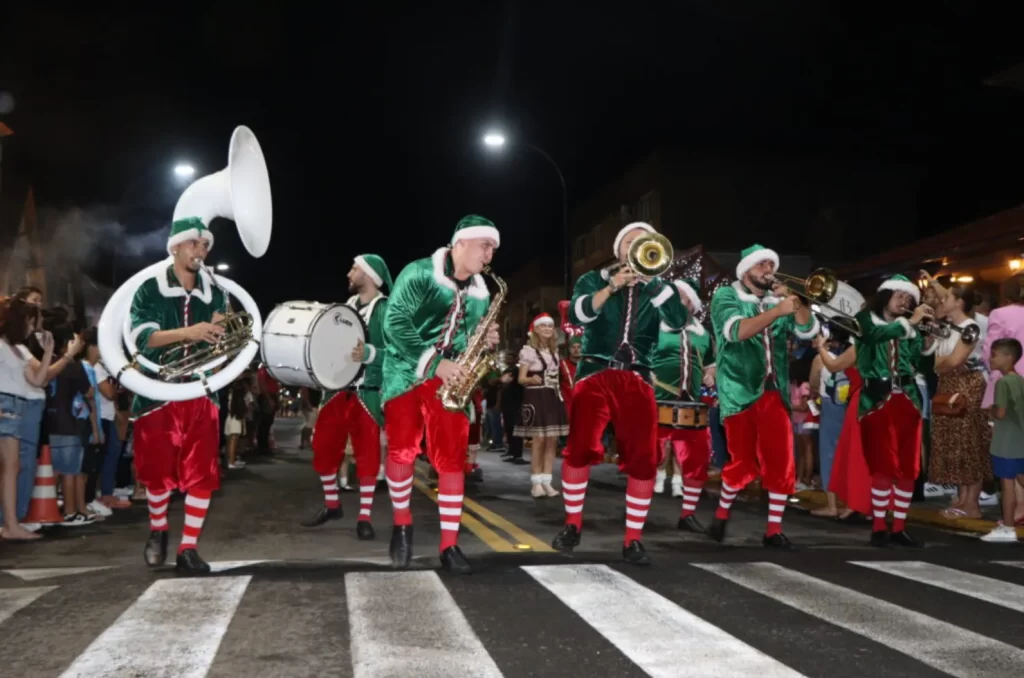 Imagem do Desfile de Natal em Forquilhinha, com luzes, alegorias e espírito natalino