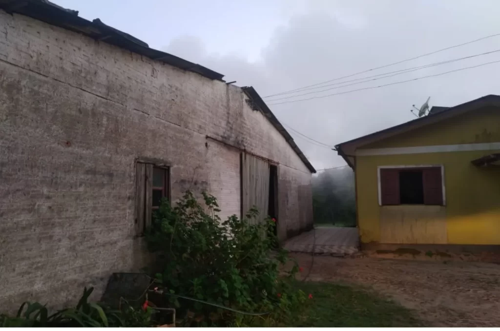 Estufa de fumo é atingida por incêndio em Araranguá