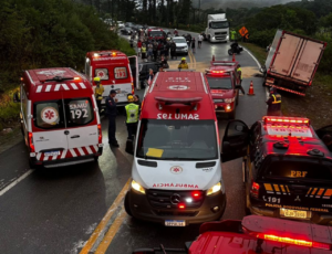 Acidente grave na BR-282 deixa uma morte e três feridos graves