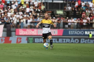 Farias passa a limpo nomes que podem permanecer no Criciúma