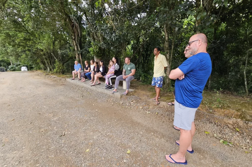 Rua João Bonfante no bairro Rio Maina, em Criciúma, com obras de pavimentação embargadas pela Ferrovia Tereza Cristina