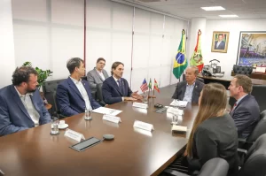 Governador busca voo direto entre SC e Miami