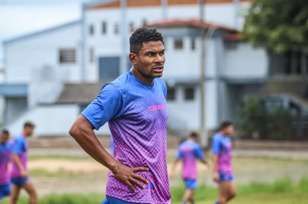 Volante Henik, capitão do Caravaggio, durante treino da equipe