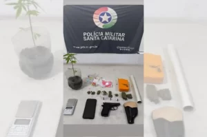 Homem acaba preso por tráfico após exibir arma de fogo em conveniência