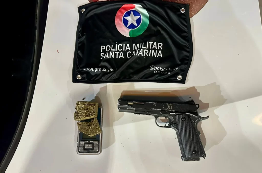 Simulacro de pistola e embalagem contendo 60 gramas de maconha apreendidos pela Polícia Militar em Criciúma