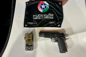 Homem é flagrado com simulacro e maconha em Criciúma