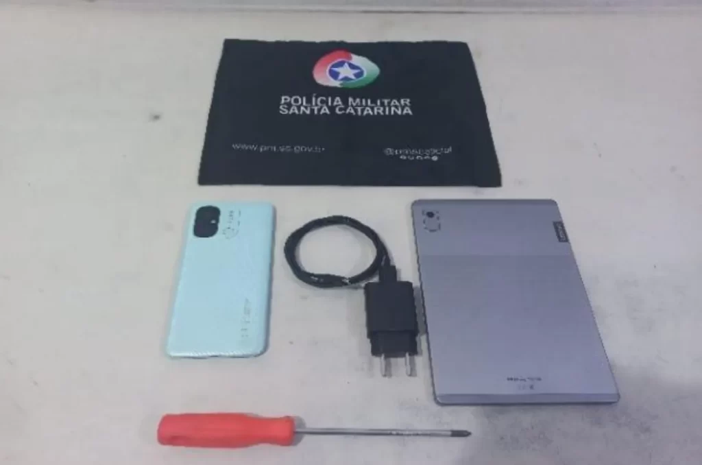 Homem é preso após arrombar carro e furtar tablet e celular