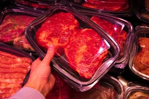 Homem é preso após tentar furtar peça de carne em mercado de Criciúma