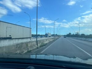 Supressão vegetal na BR-101 bloqueia faixa da direita
