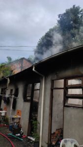 Incêndio destrói kitnets, mas bombeiros evitam tragédia maior