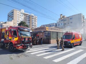 Bombeiros combatem incêndio em restaurante na capital