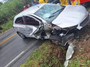 Acidente grave na SC-406 deixa quatro feridos em estado grave.