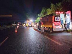 Bombeiros resgatam vítimas de acidente na BR-101