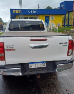 Picape com placas ilegíveis é flagrada na BR-101 em Paulo Lopes