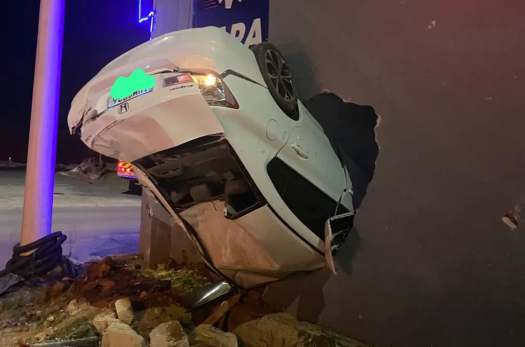 Içara: motorista quebra parede de loja e foge deixando passageira