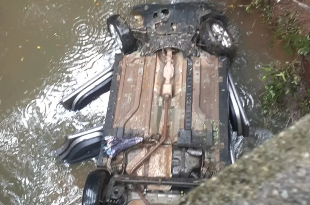 Veículo caído em riacho após acidente em Forquilhinha