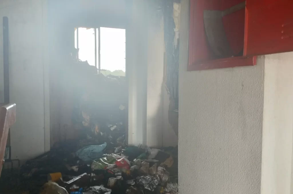 Incêndio em apartamento no bairro Capoeiras, Florianópolis, resultou na morte de idosa. Bombeiros e PMs no local