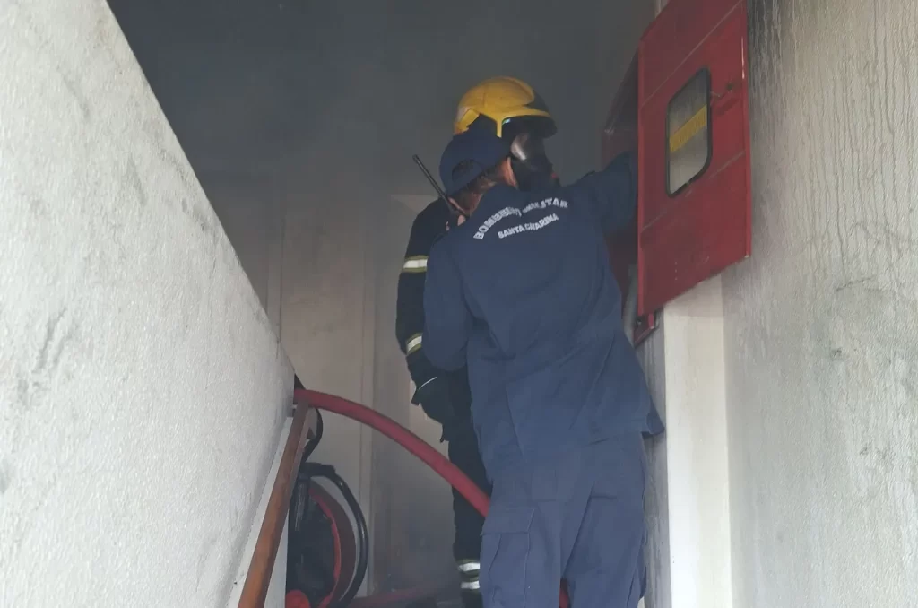 Incêndio em apartamento no bairro Capoeiras, Florianópolis, resultou na morte de idosa. Bombeiros e PMs no local