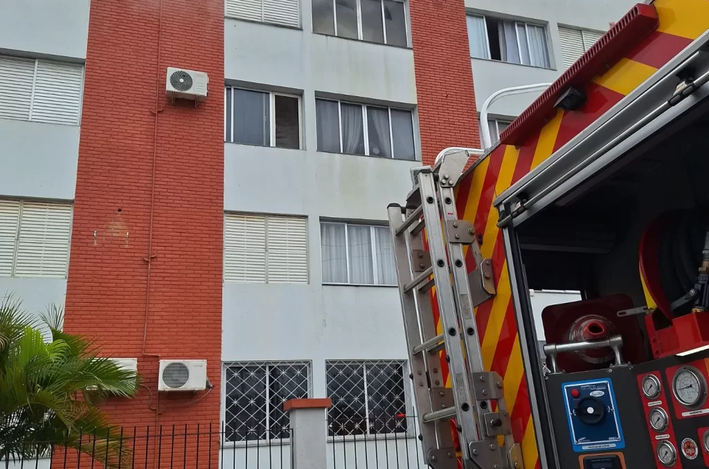 Incêndio em apartamento no bairro Capoeiras, Florianópolis, resultou na morte de idosa. Bombeiros e PMs no local