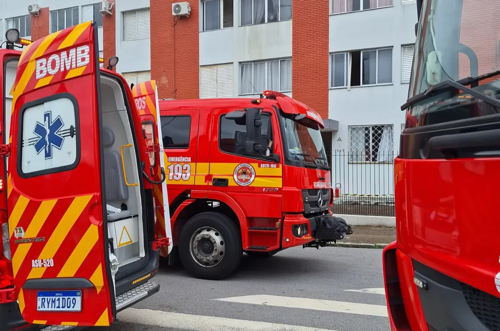 Incêndio em apartamento no bairro Capoeiras, Florianópolis, resultou na morte de idosa. Bombeiros e PMs no local