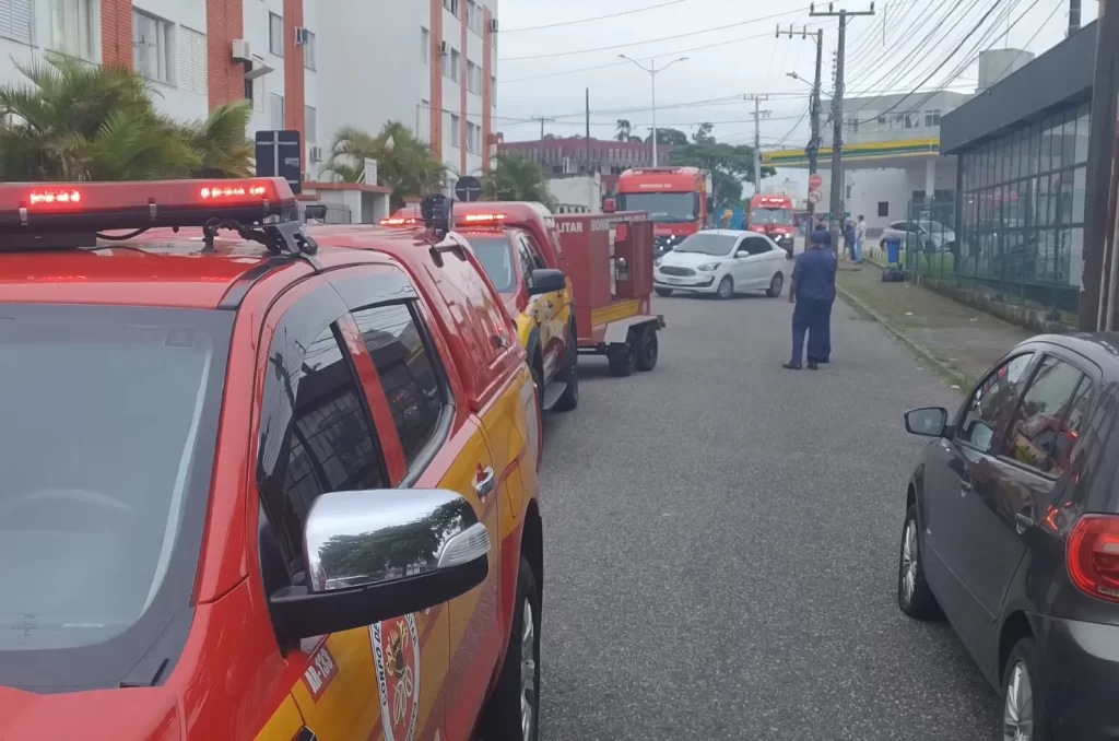 Incêndio em apartamento no bairro Capoeiras, Florianópolis, resultou na morte de idosa. Bombeiros e PMs no local