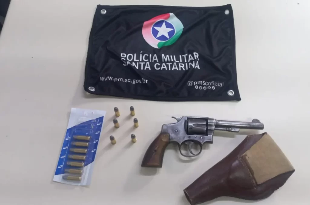Revólver e munições apreendidos em Forquilhinha