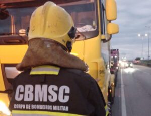 Incêndio atinge carreta vem Araquari