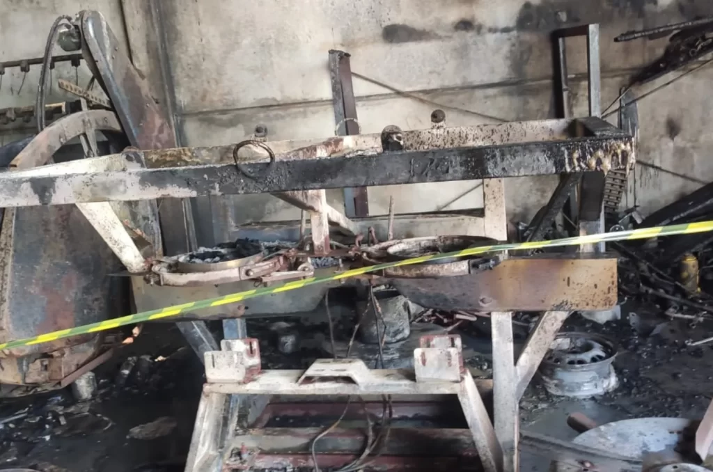 Garagem agrícola destruída por incêndio em Ermo