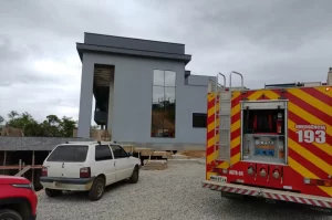 Incendio atinge residência em Orleans