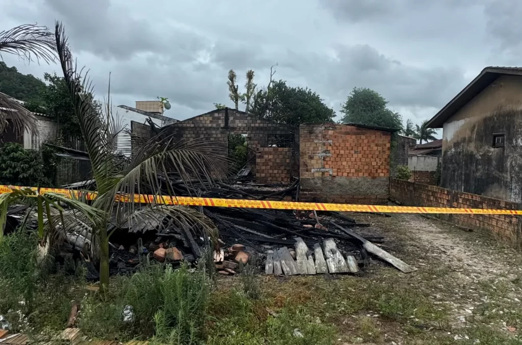 Bombeiros combatendo incêndio em residência no bairro Arapongas, Araranguá, com 5.000 litros de água
