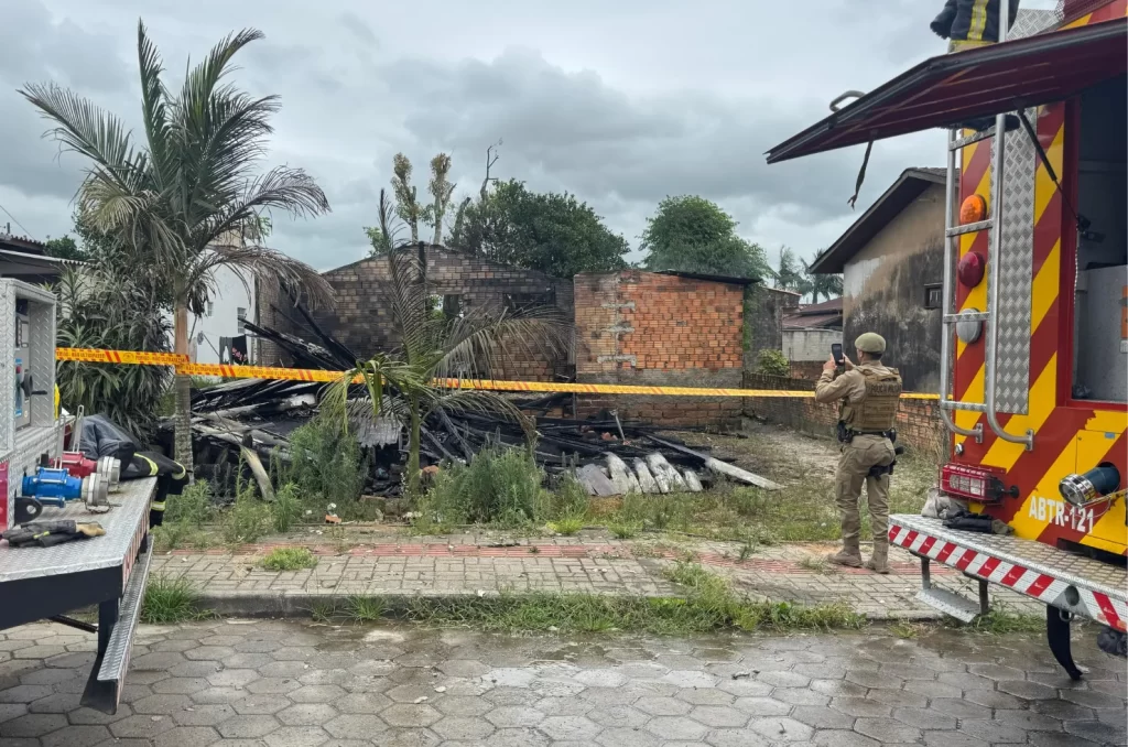 Bombeiros combatendo incêndio em residência no bairro Arapongas, Araranguá, com 5.000 litros de água