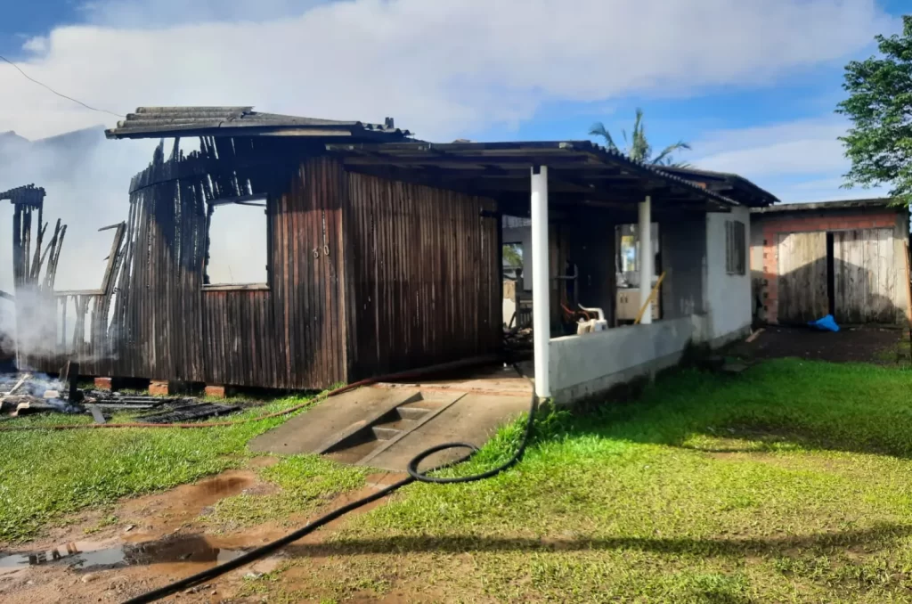 Casa destruída por incêndio em Sombrio