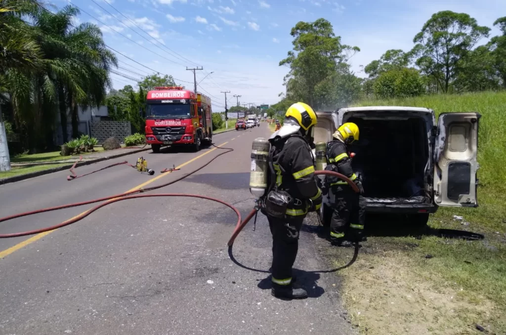 Bombeiros combatendo incêndio em veículo em Criciúma