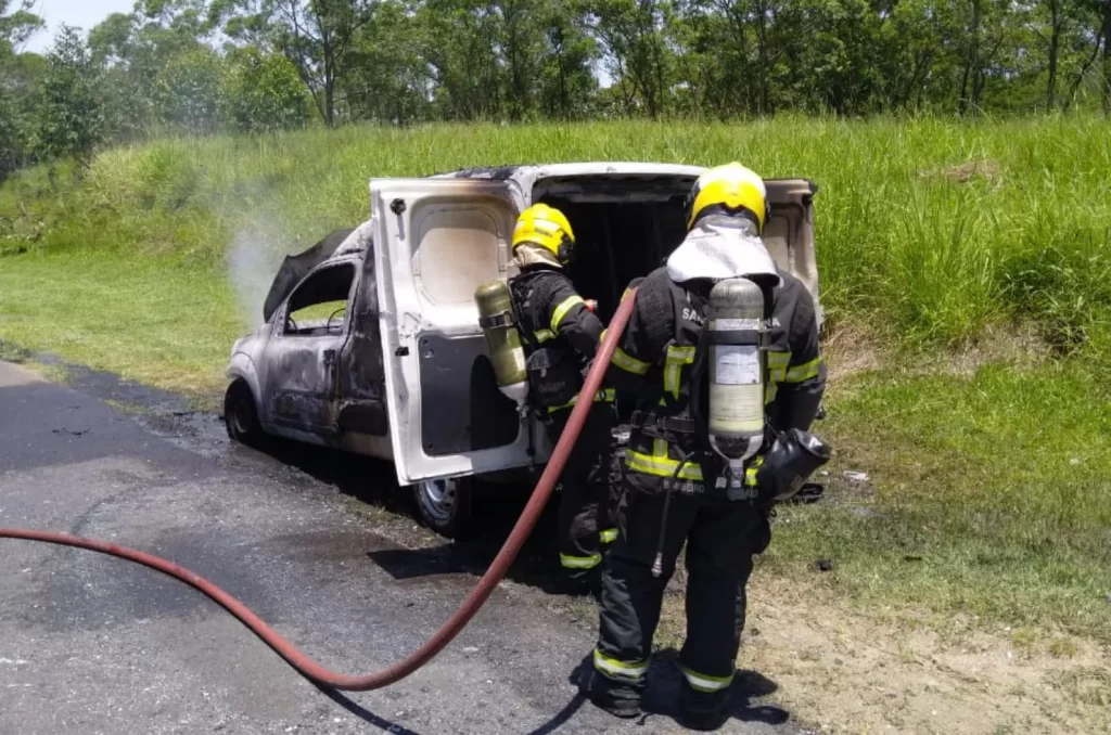 Bombeiros combatendo incêndio em veículo em Criciúma