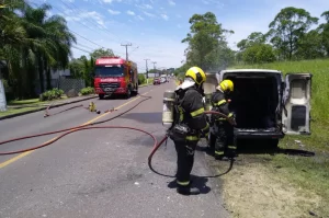 Incêndio destrói veículo em Criciúma